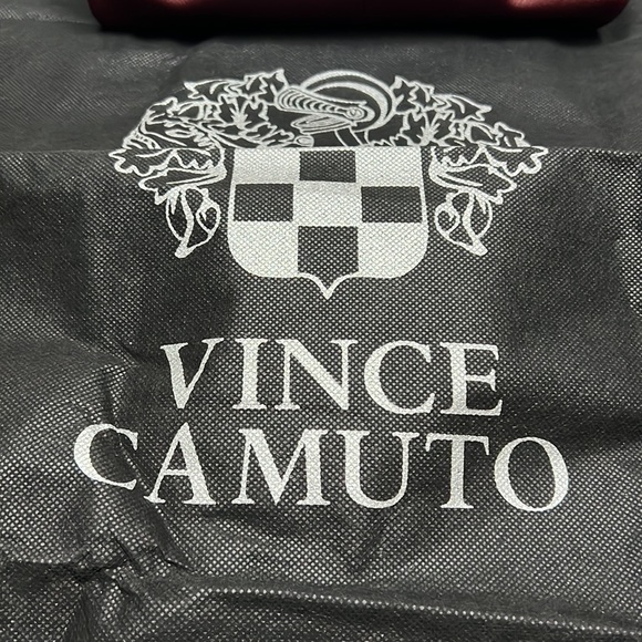 NWT Vince Camuto Lyona Leather Hobo Bag in Cranberry with dust bag - Picture 4 of 12